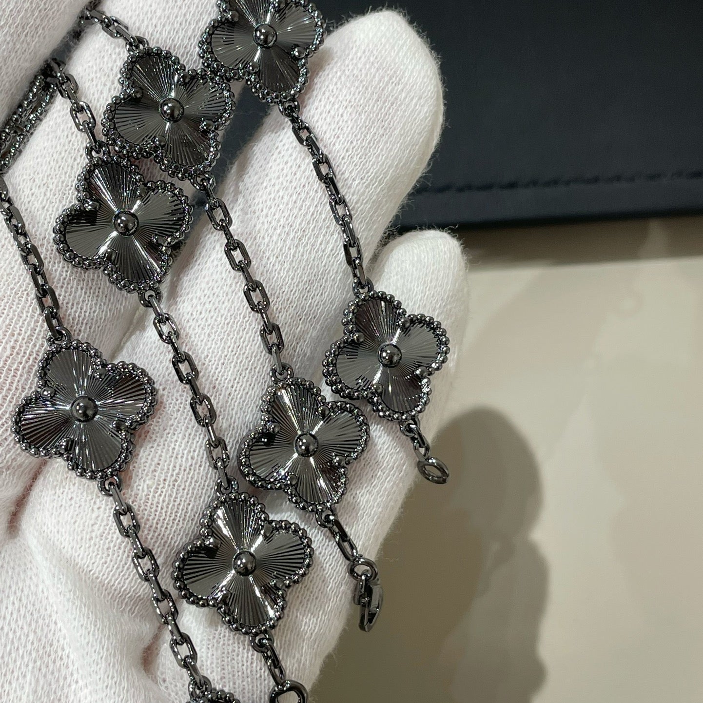 [Glow Jewelry]New CLOVER 5 MOTIF BLACK BRACELET