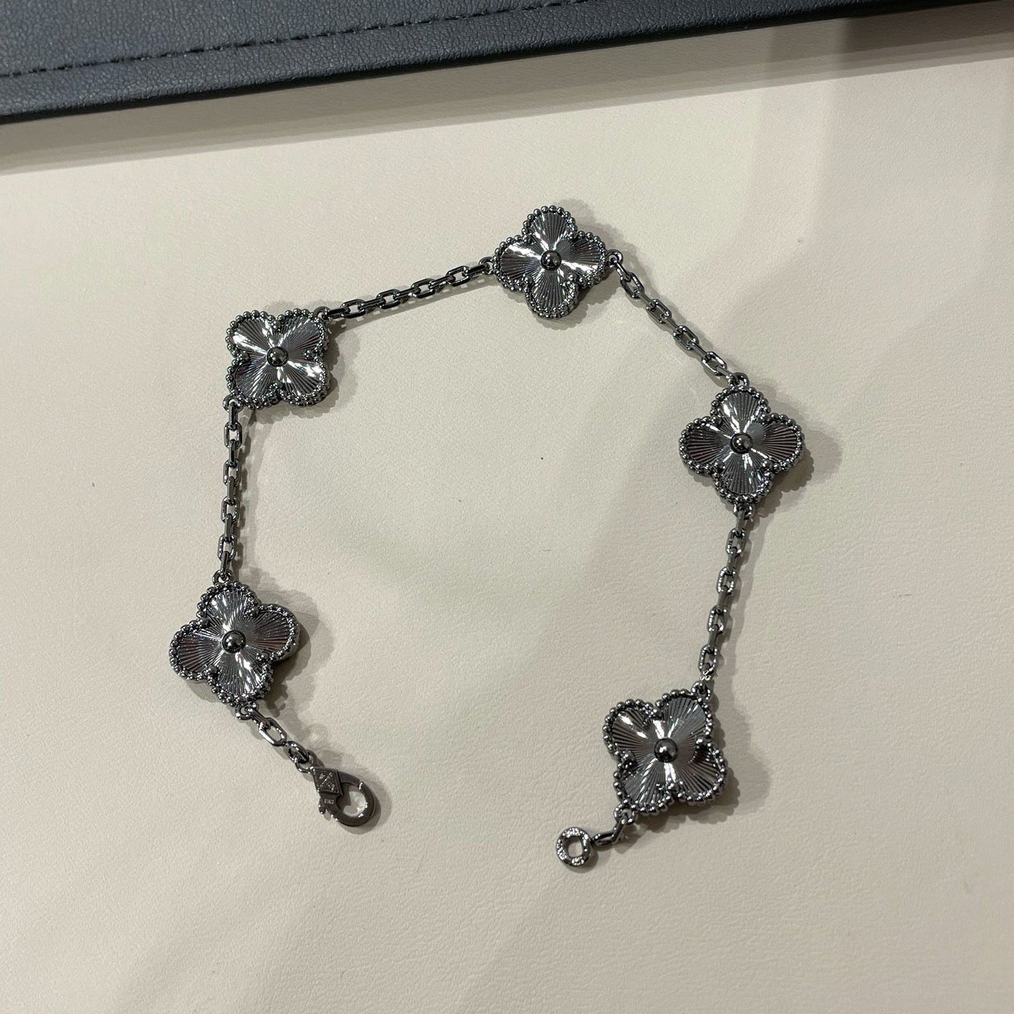 [Glow Jewelry]New CLOVER 5 MOTIF BLACK BRACELET