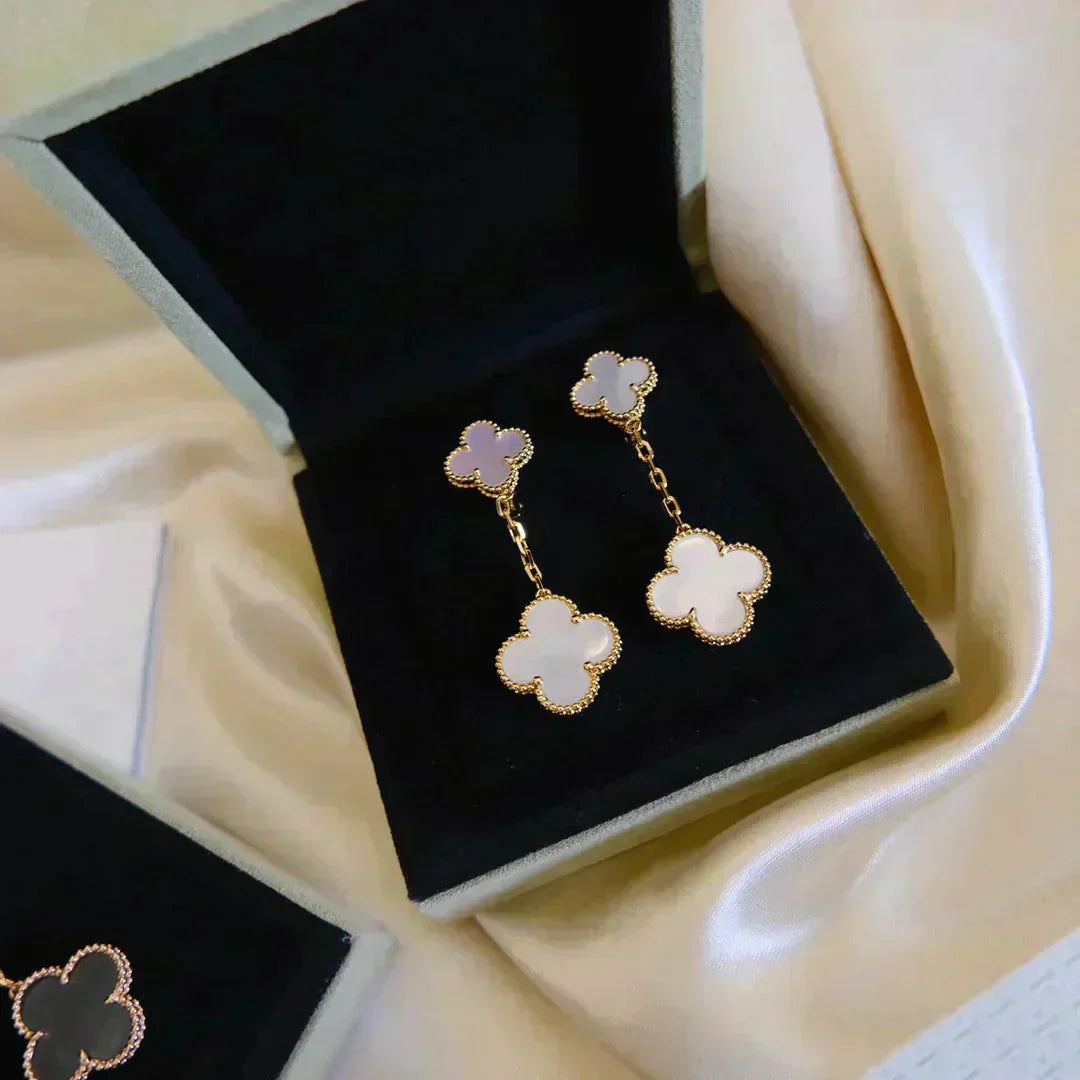 [Radiant Gem]¯CLOVER 2 MOTIF WHITE MOP EARRINGS