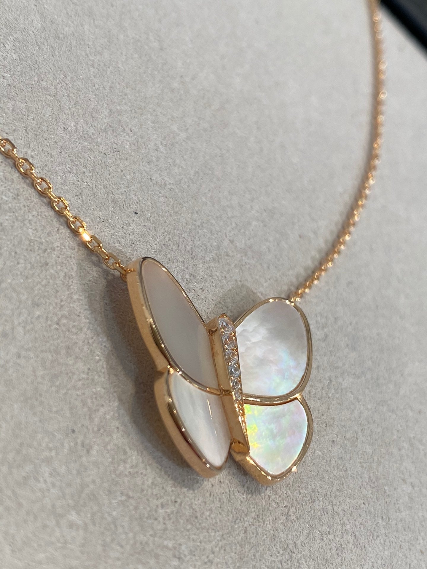 [Radiant Gem]¯BUTTERFLY GOLD MOP DIAMOND NECKLACE