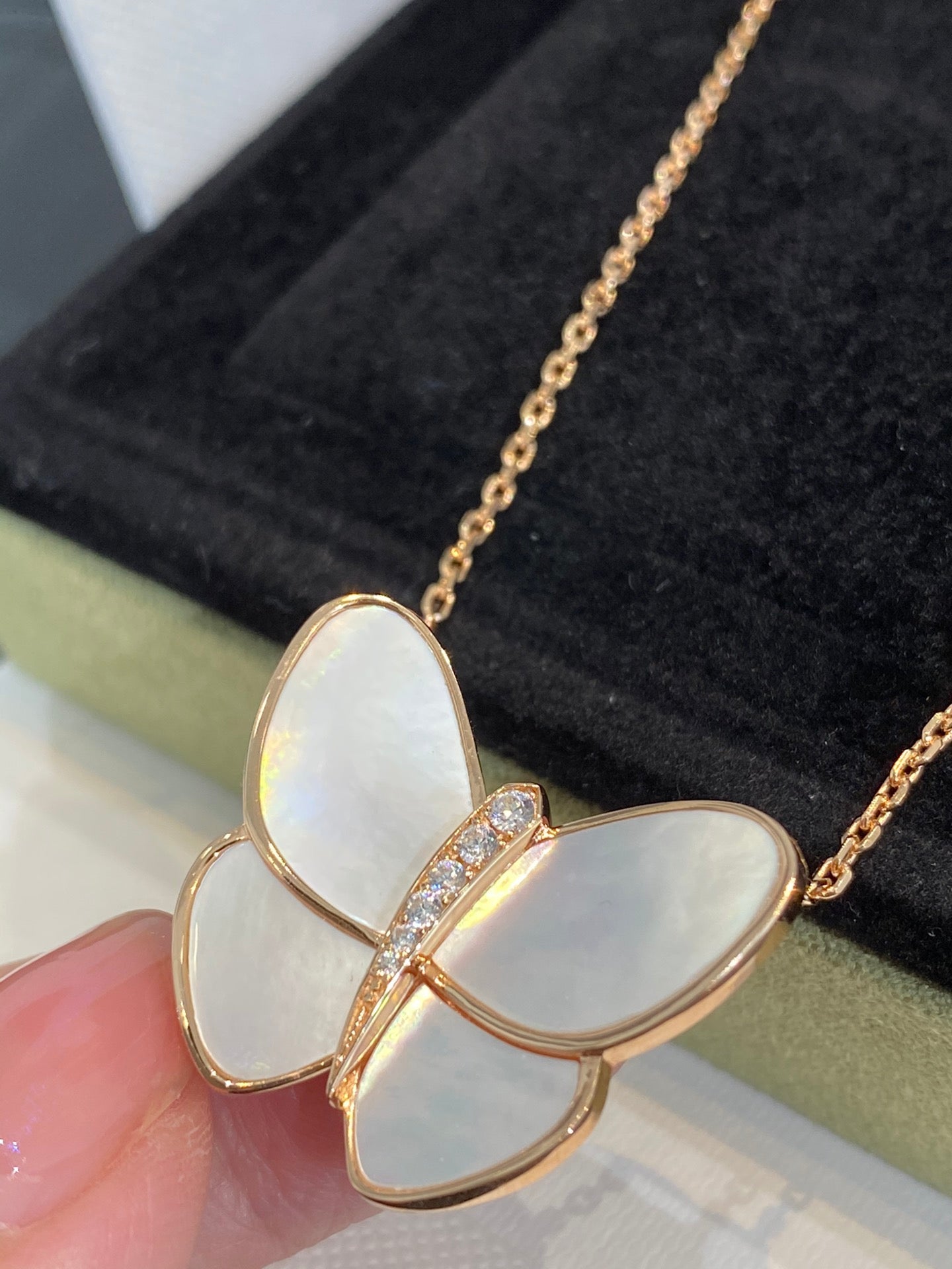 [Radiant Gem]¯BUTTERFLY GOLD MOP DIAMOND NECKLACE