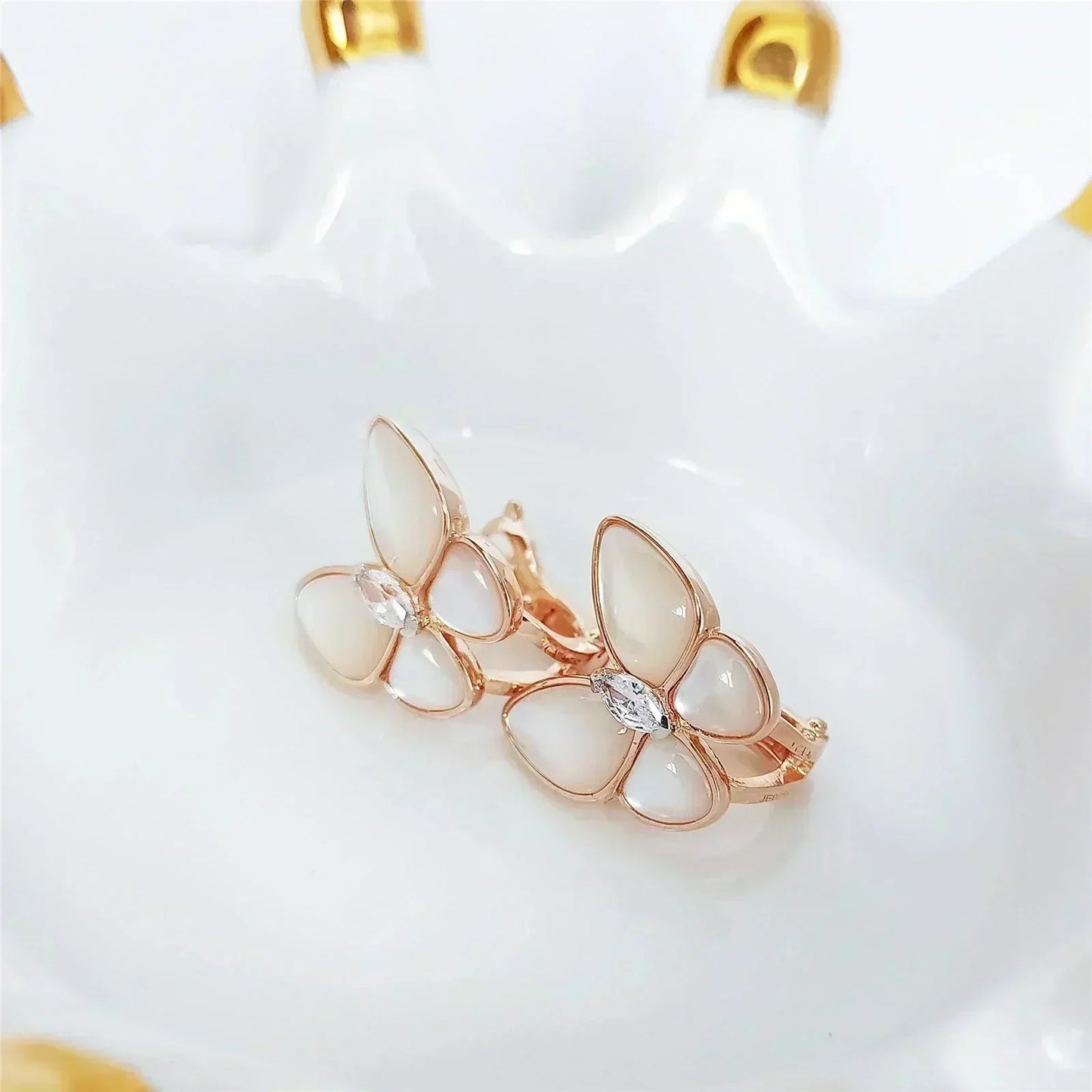 [Radiant Gem]¯BUTTERFLY MOP DIAMOND EARRINGS