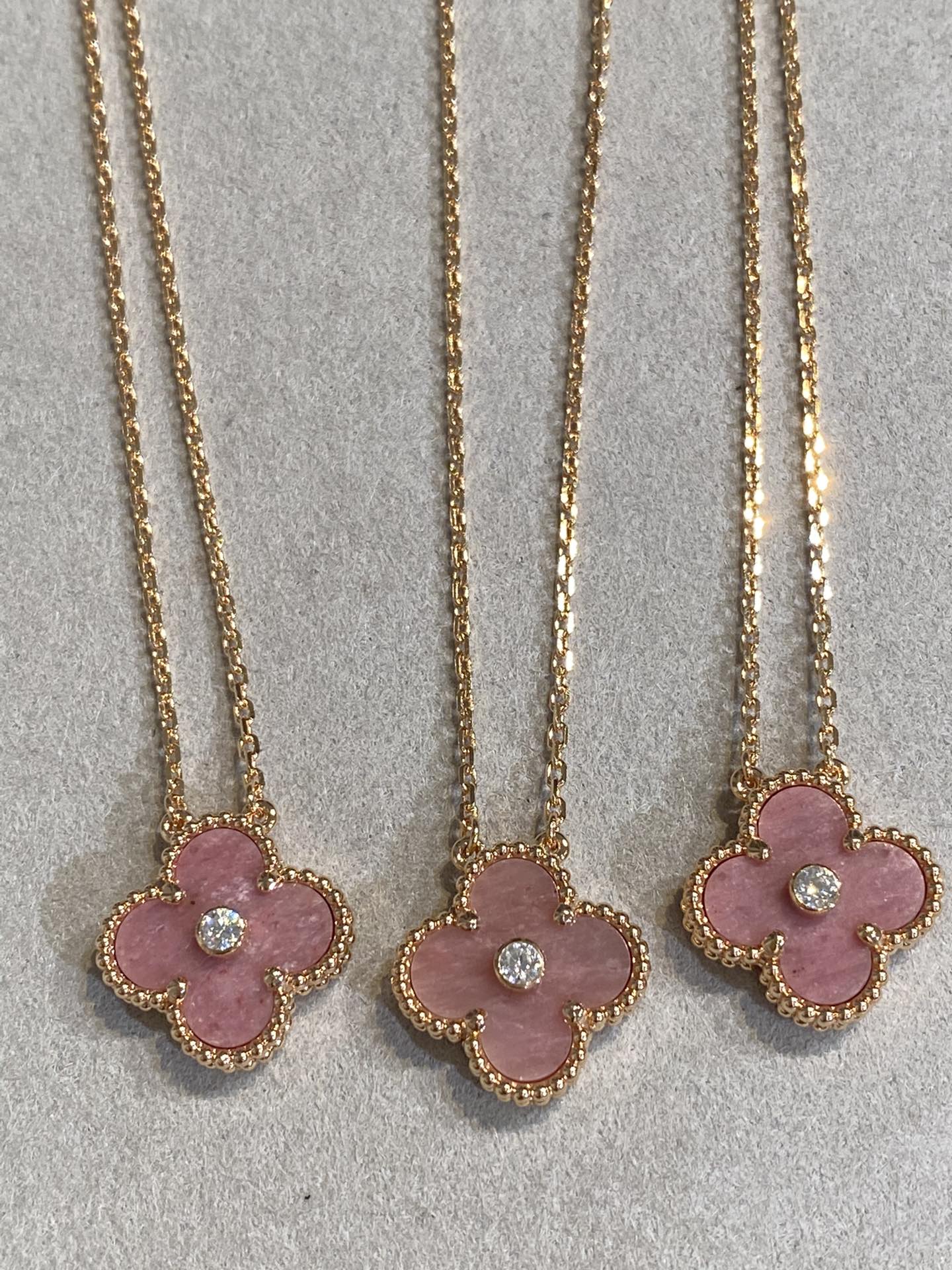 [Radiant Gem]¯CLOVER 15MM DIAMOND RHODONITE NECKLACE