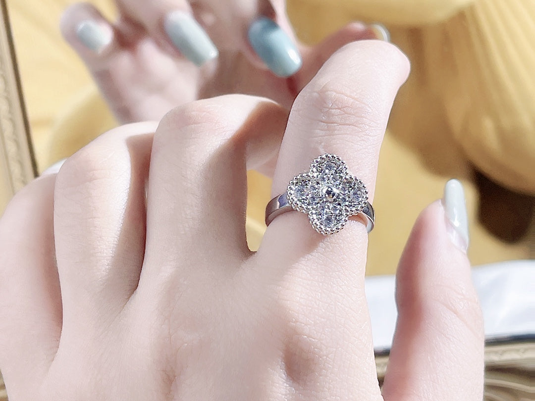 [Radiant Gem]¯CLOVER DIAMOND RING