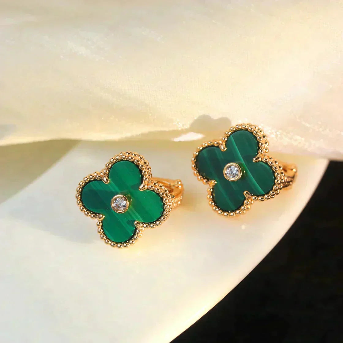 [Radiant Gem]¯CLOVER MEDIUM 1 MOTIFS MALACHITE DIAMOND EARRINGS