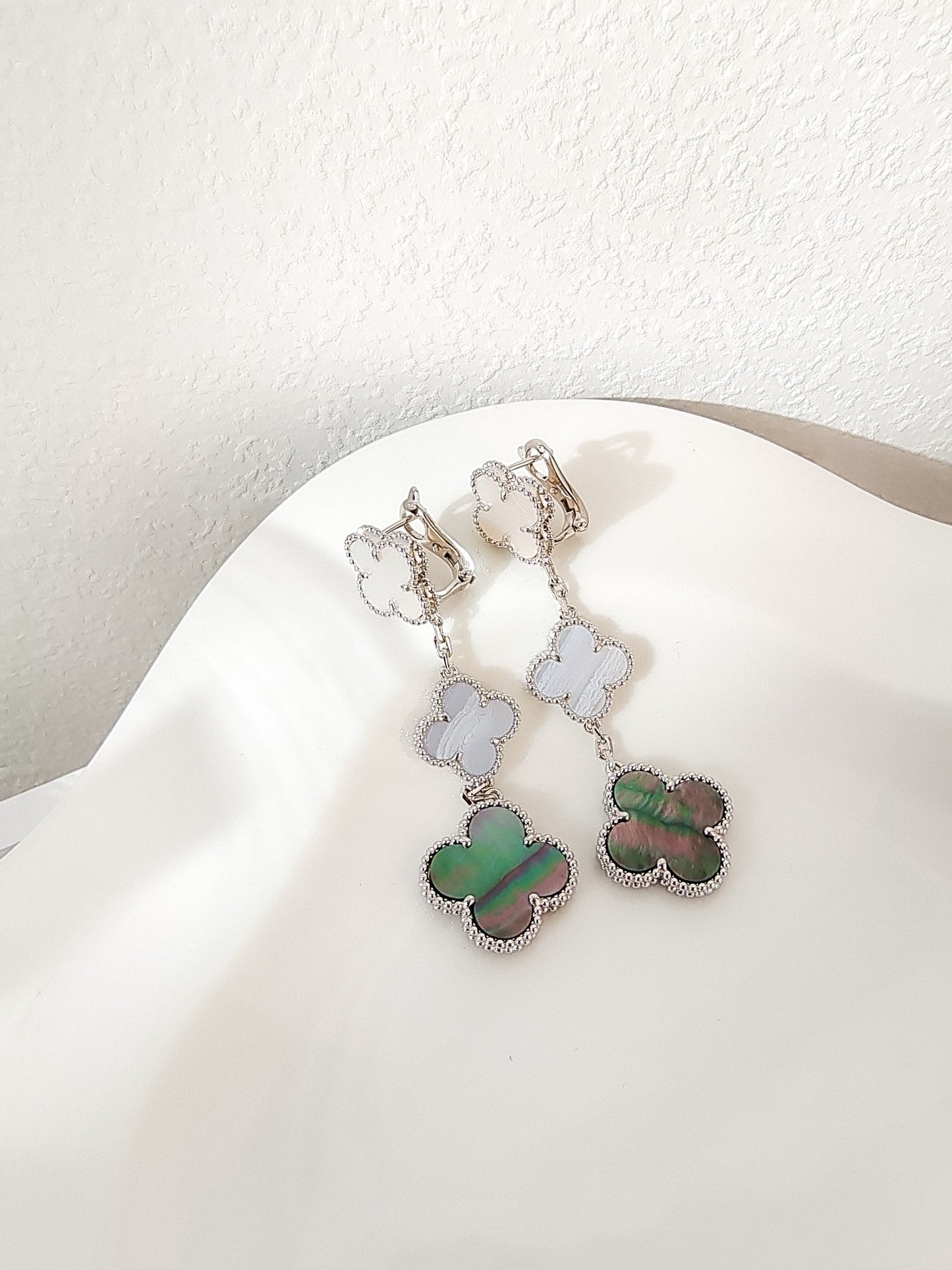 [Radiant Gem]¯CLOVER 3 MOTIFS CHALCEDONY DARK MOP SILVER EARRINGS
