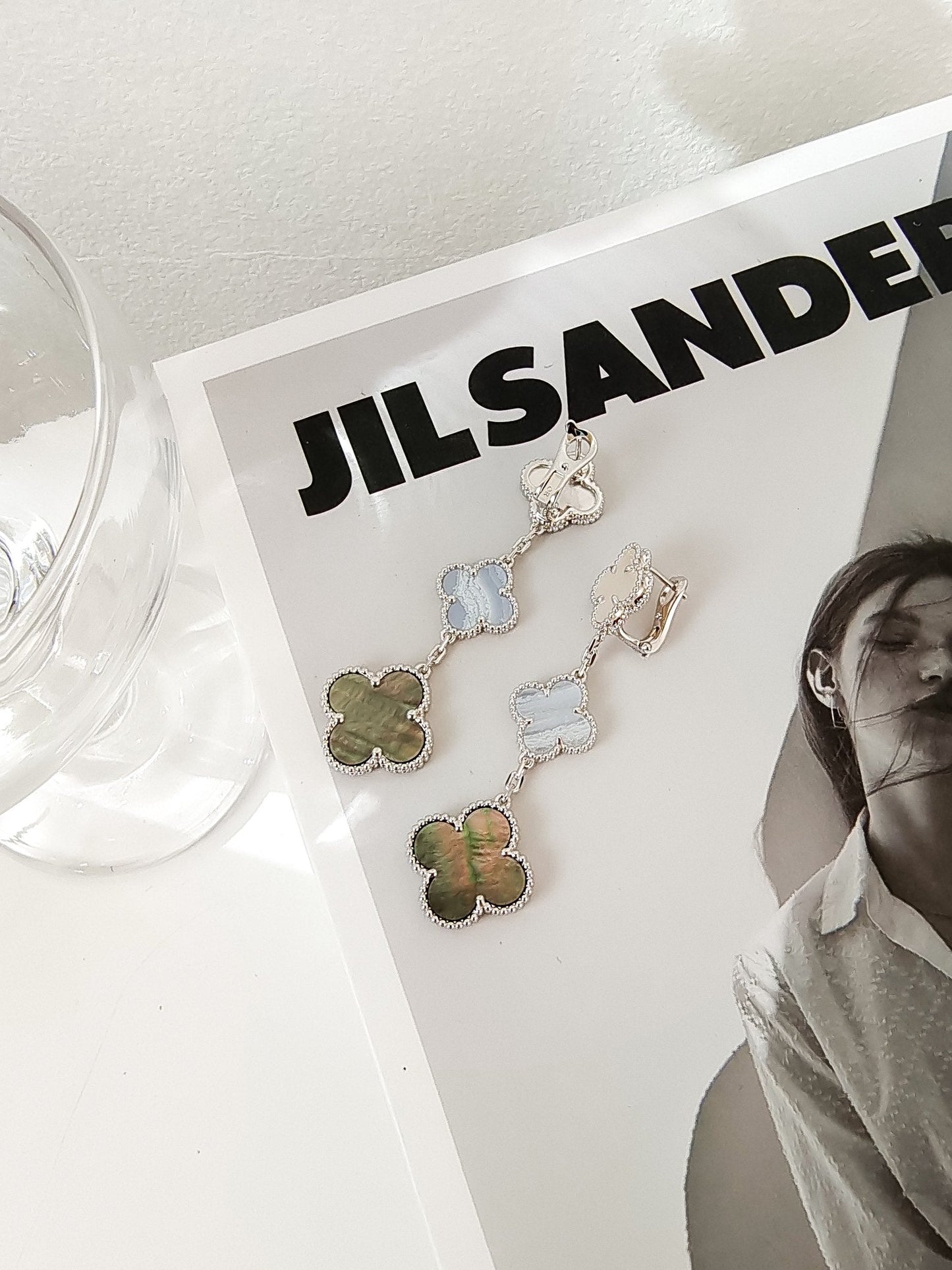 [Radiant Gem]¯CLOVER 3 MOTIFS CHALCEDONY DARK MOP SILVER EARRINGS