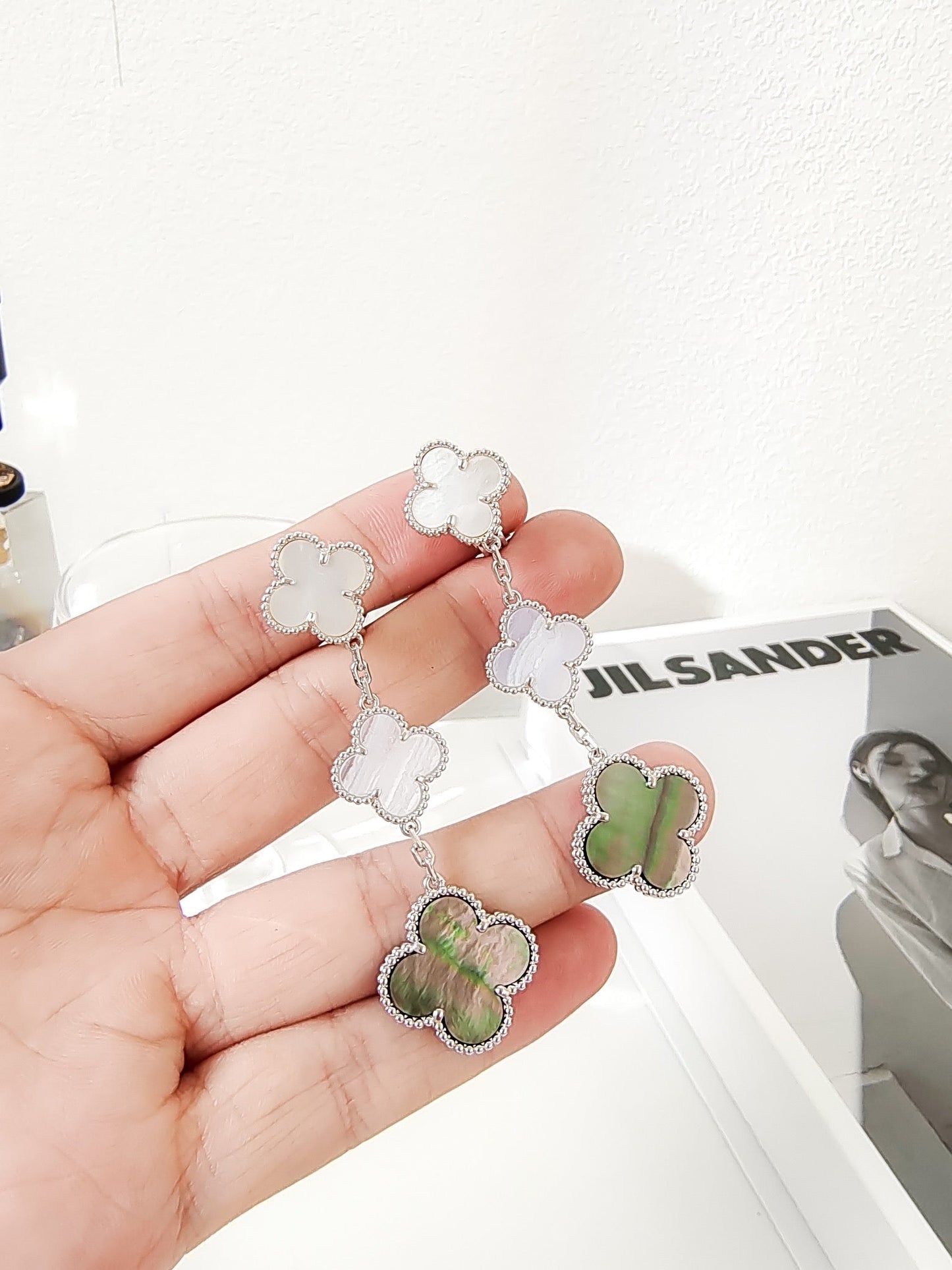 [Radiant Gem]¯CLOVER 3 MOTIFS CHALCEDONY DARK MOP SILVER EARRINGS