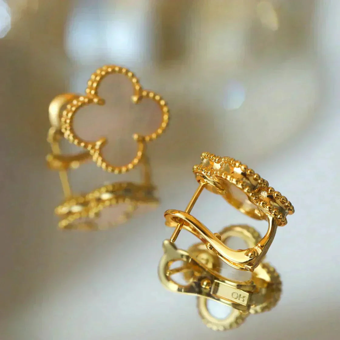 [Radiant Gem]¯CLOVER MEDIUM 1 MOTIFS  WHITE MOP STUD EARRINGS