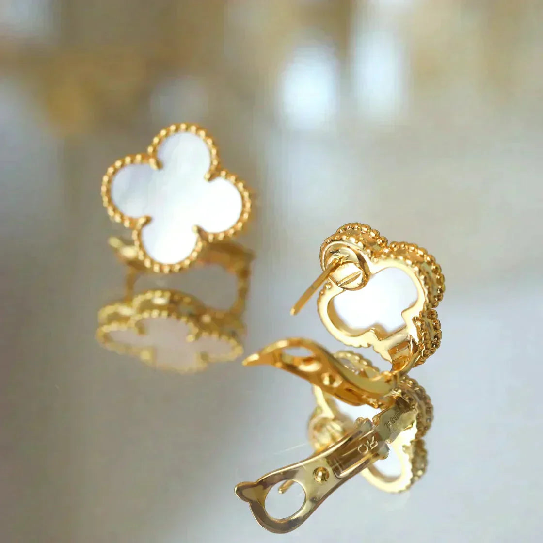 [Radiant Gem]¯CLOVER MEDIUM 1 MOTIFS  WHITE MOP STUD EARRINGS