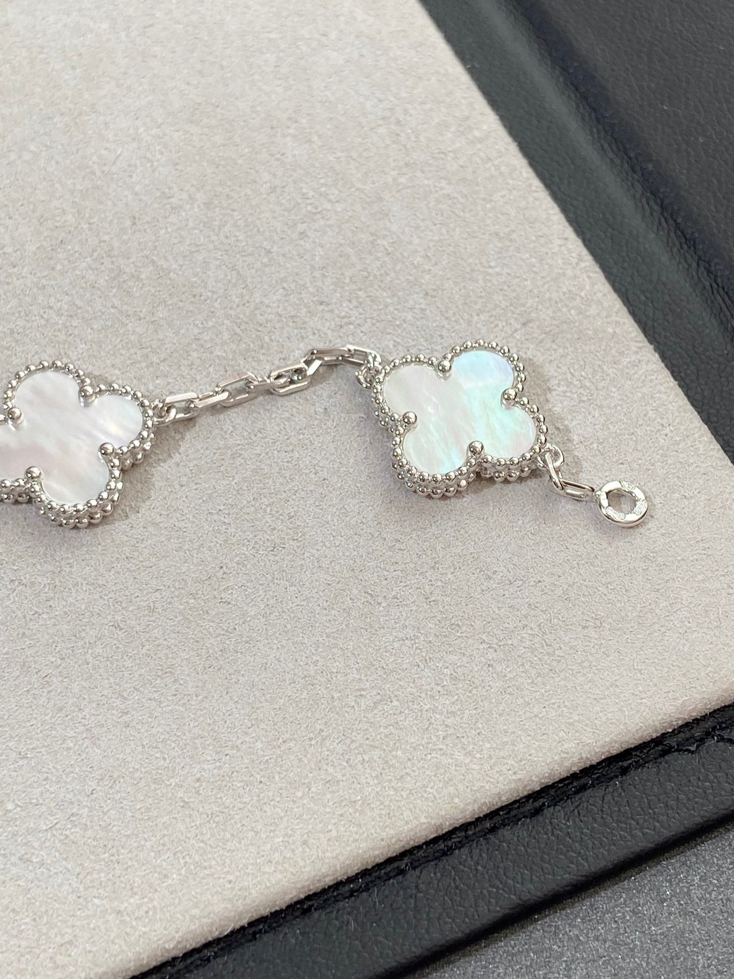 [Radiant Gem]New CLOVER WHITE PEARL MOP 5 MOTIF BRACELET COLLECTION