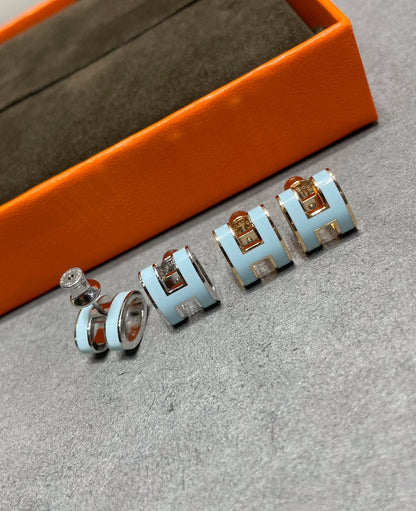 [Radiant Gem]¯POP H SKY BLUE STUD EARRINGS