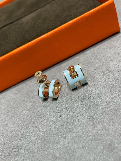 [Radiant Gem]¯POP H SKY BLUE STUD EARRINGS