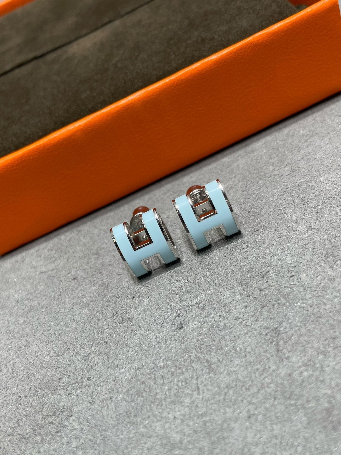 [Radiant Gem]¯POP H SKY BLUE STUD EARRINGS