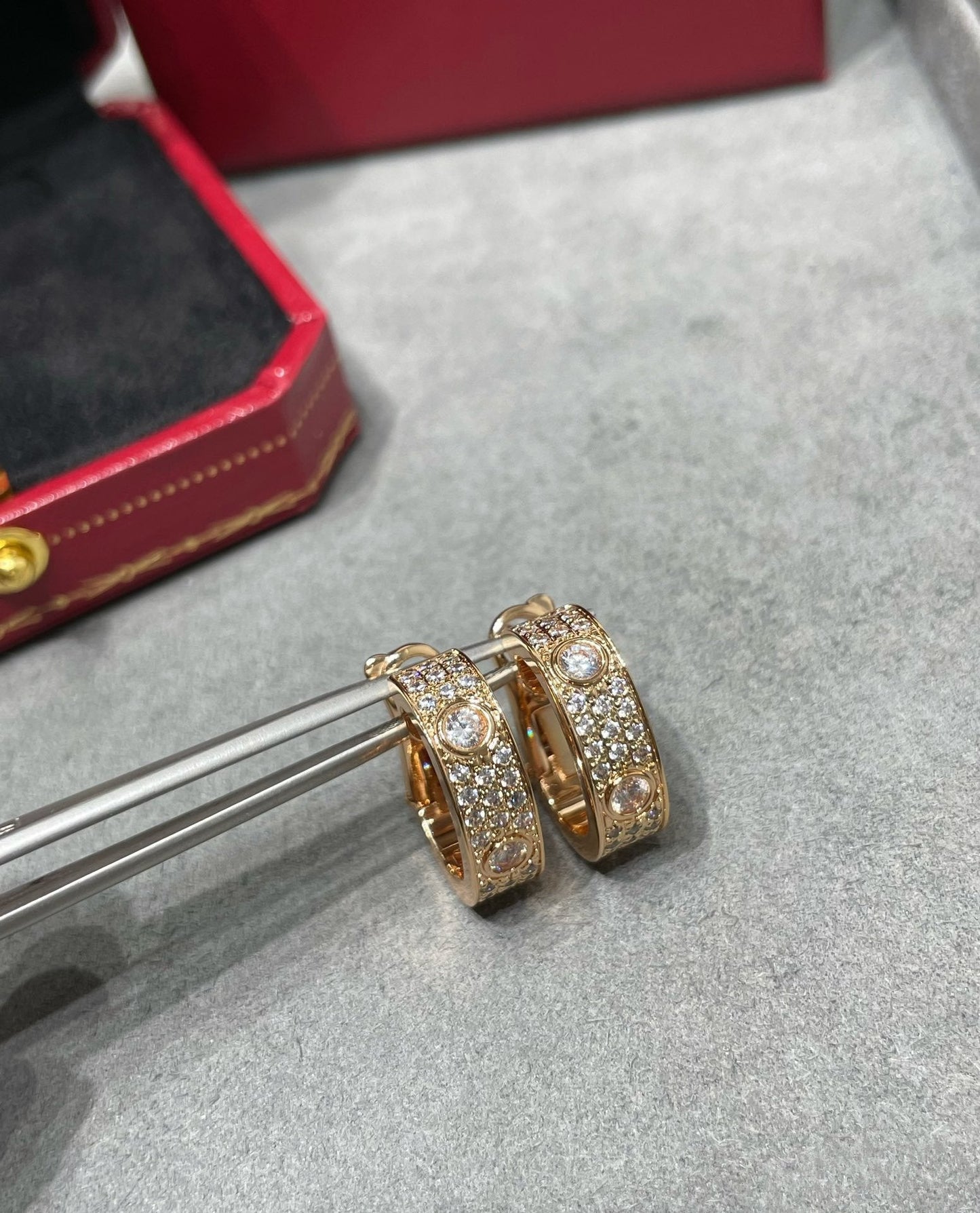 [Radiant Gem]¯LOVE 5.5MM DIAMOND PAVED EARRINGS