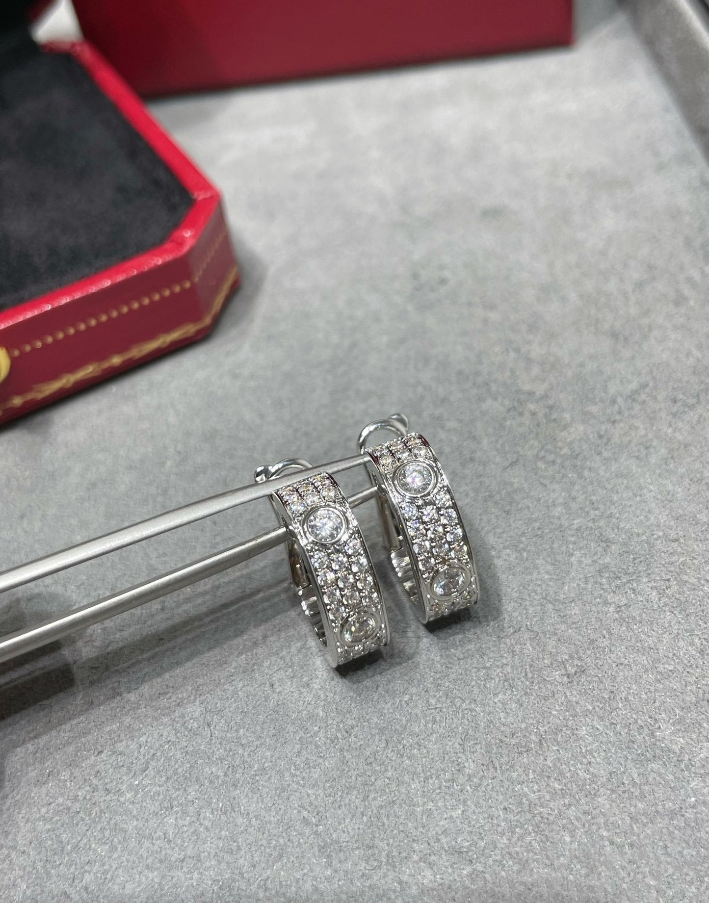 [Radiant Gem]¯LOVE 5.5MM DIAMOND PAVED EARRINGS