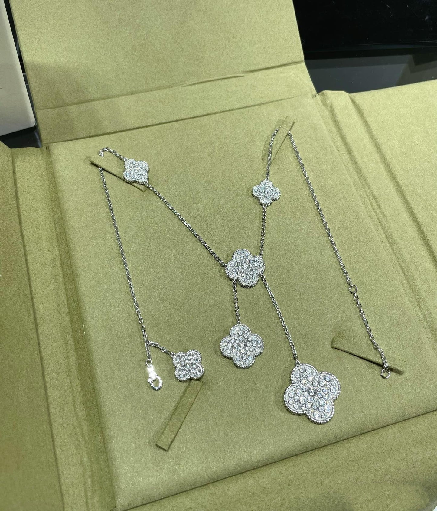 [Radiant Gem]¯CLOVER 6 MOTIF DIAMOND PAVED NECKLACE