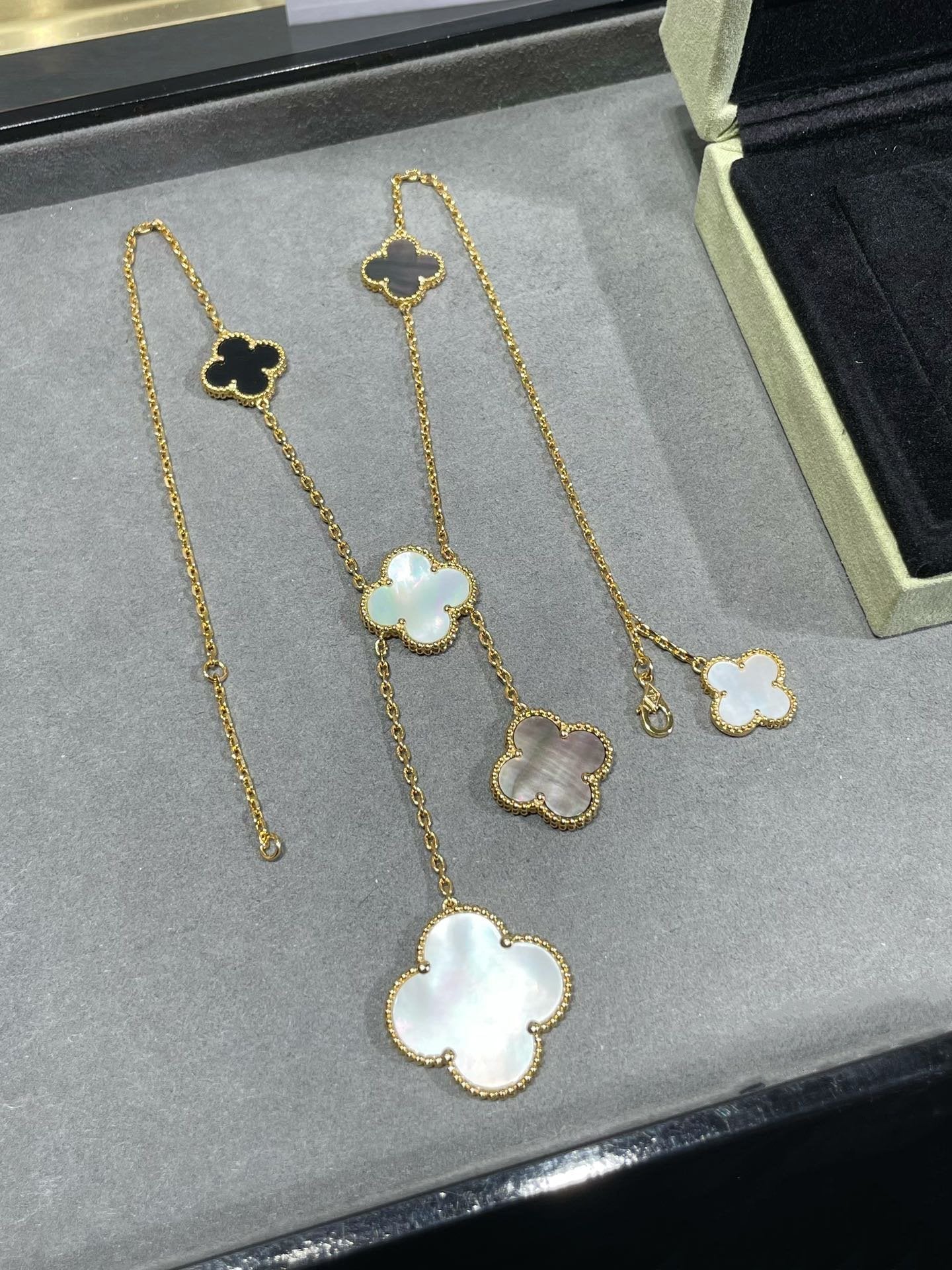 [Radiant Gem]¯CLOVER 6 MOTIF MOP ONYX GOLD NECKLACE