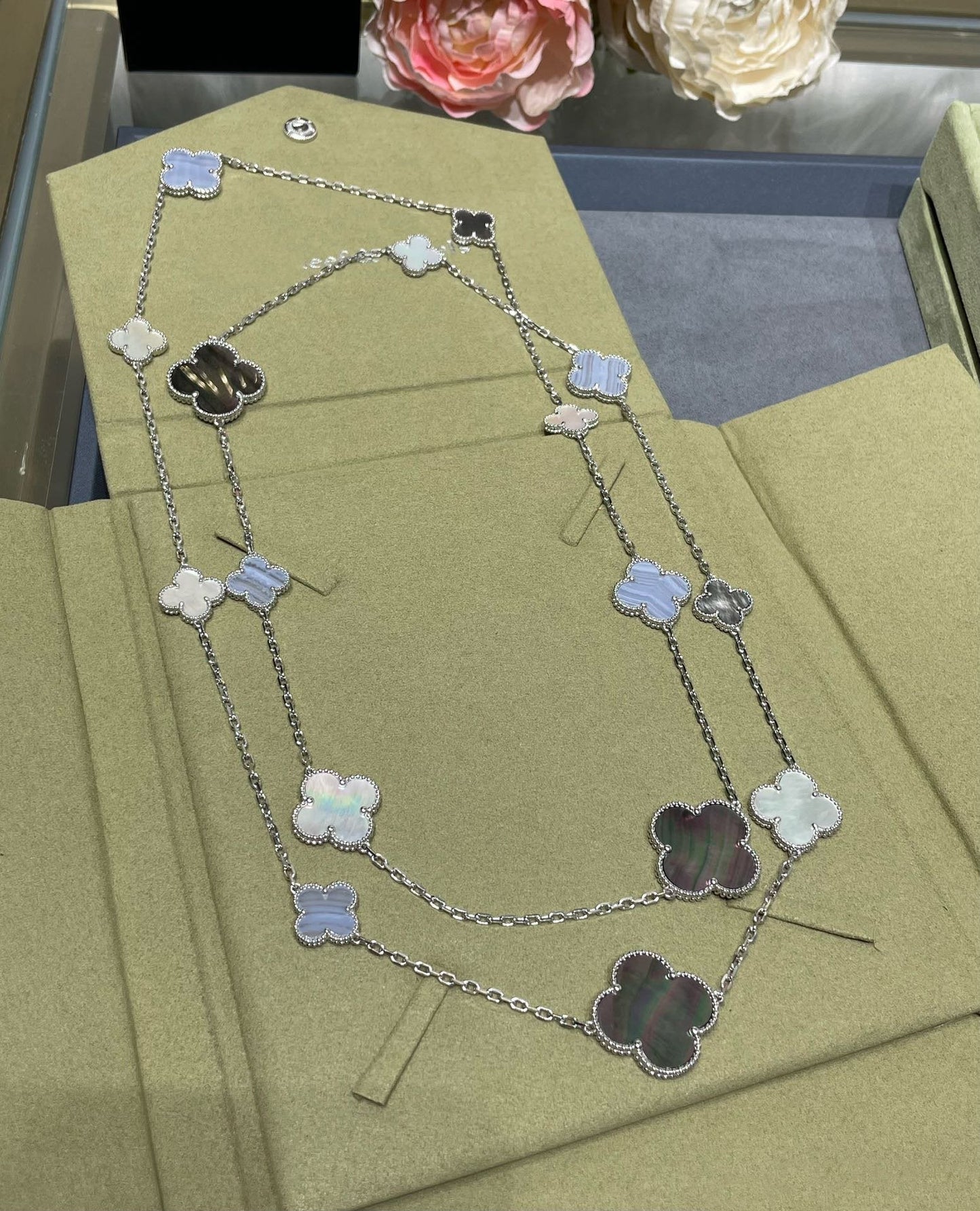 [Radiant Gem]¯CLOVER 16 MOTIF CHALCEDONY MOP SILVER NECKLACE