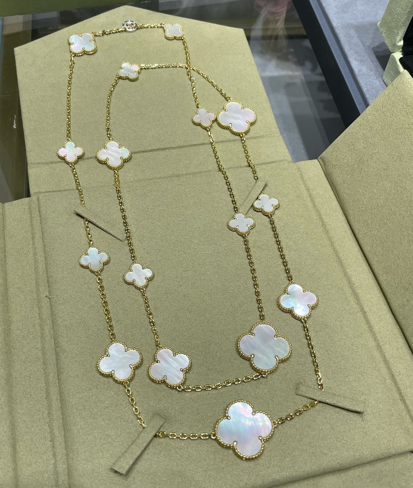 [Radiant Gem]¯CLOVER 16 MOTIF WHITE MOP GOLD NECKLACE