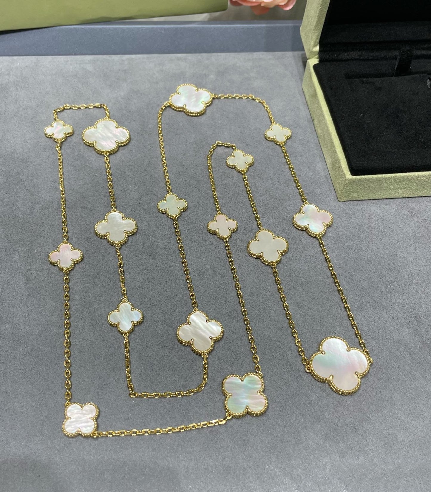 [Radiant Gem]¯CLOVER 16 MOTIF WHITE MOP GOLD NECKLACE