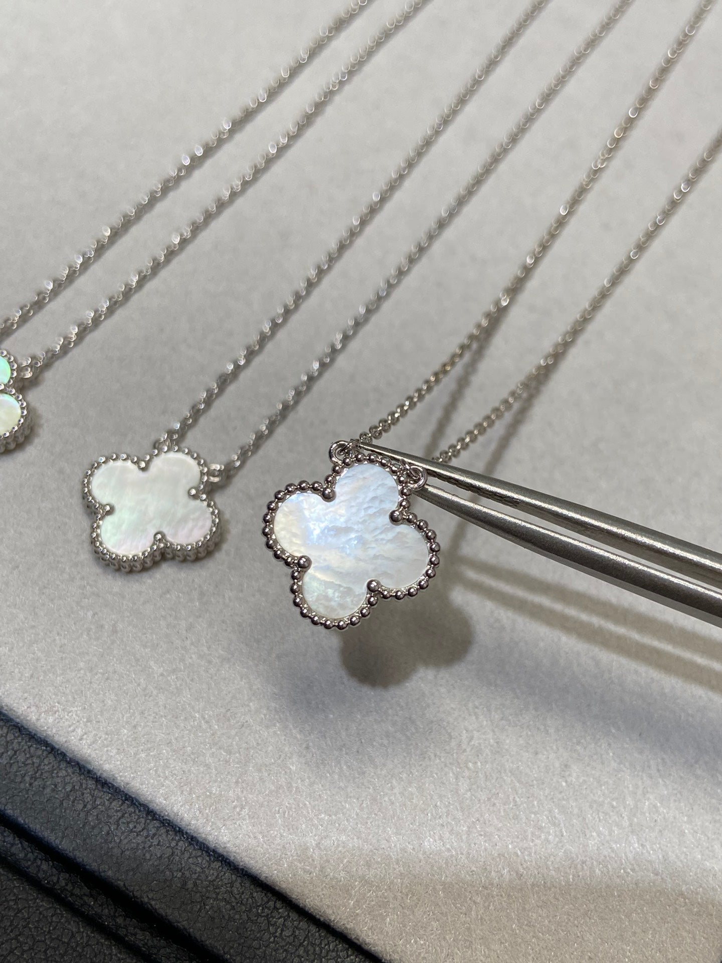 [Radiant Gem]¯CLOVER MEDIUM SILVER WHITE MOP NECKLACE