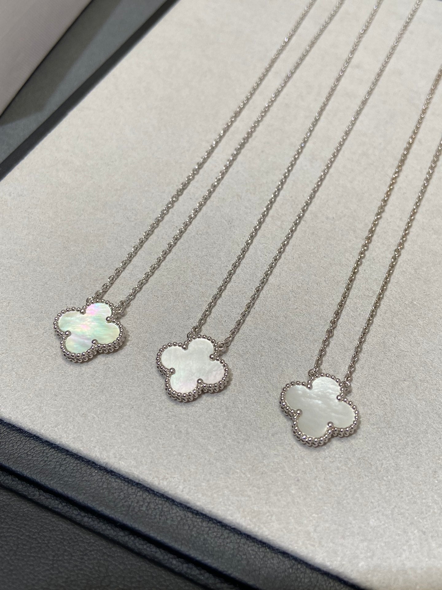 [Radiant Gem]¯CLOVER MEDIUM SILVER WHITE MOP NECKLACE