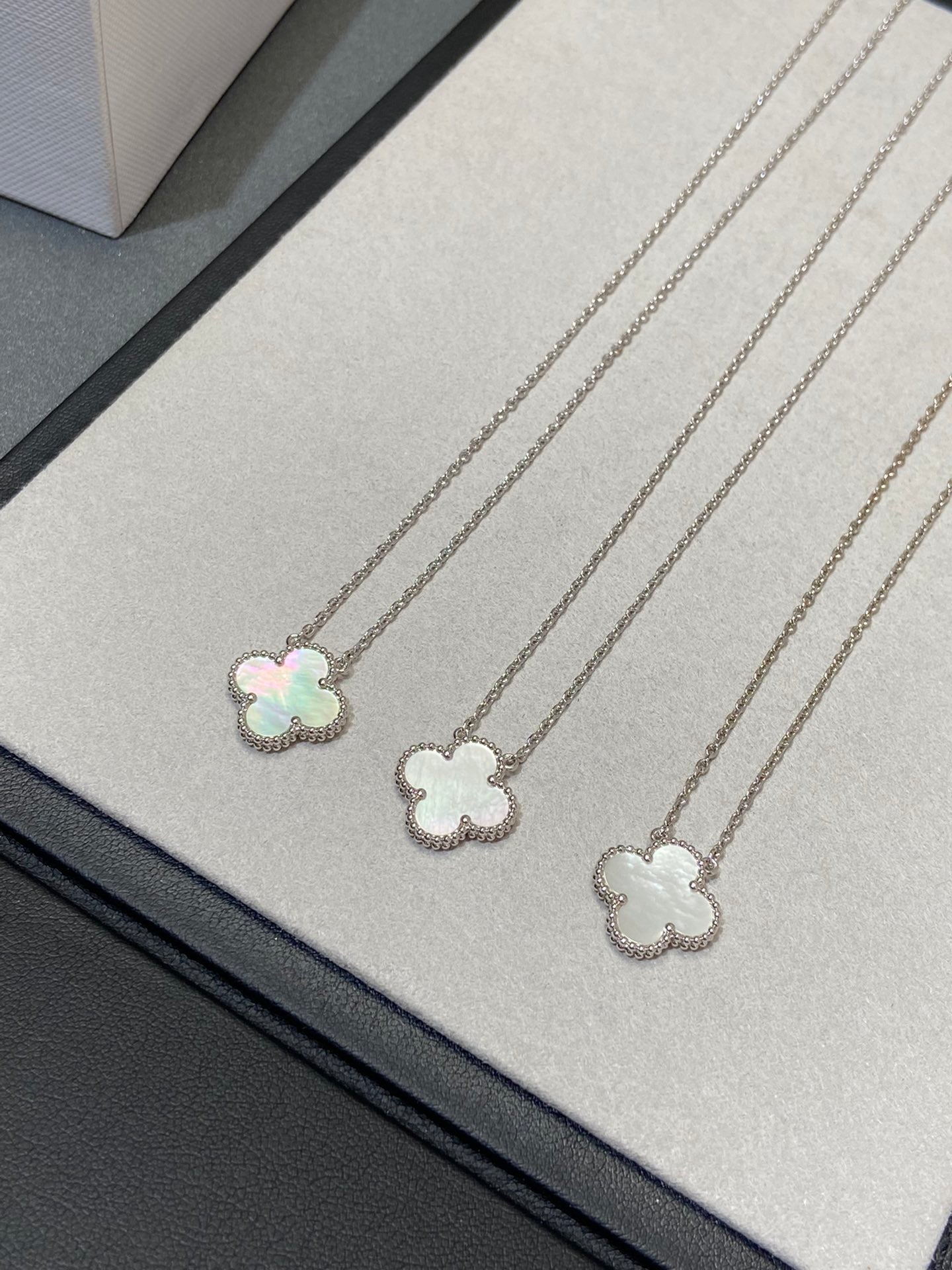 [Radiant Gem]¯CLOVER MEDIUM SILVER WHITE MOP NECKLACE
