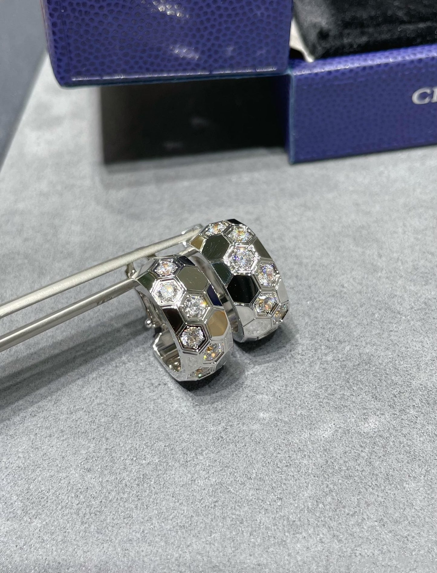 [Radiant Gem]¯BEE LOVE DIAMOND HOOP EARRINGS