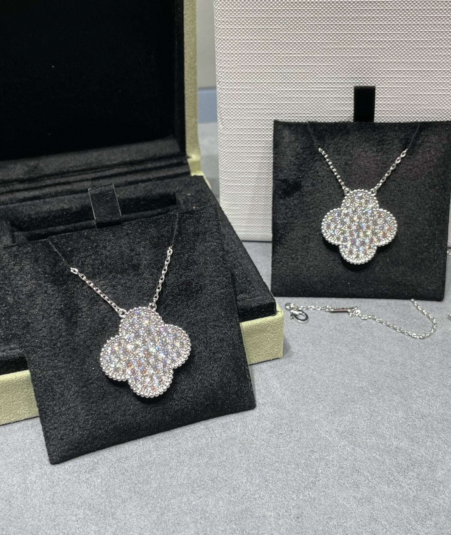 [Radiant Gem]¯CLOVER 25MM LARGE PENDANT DIAMOND PAVED SILVER NECKLACE