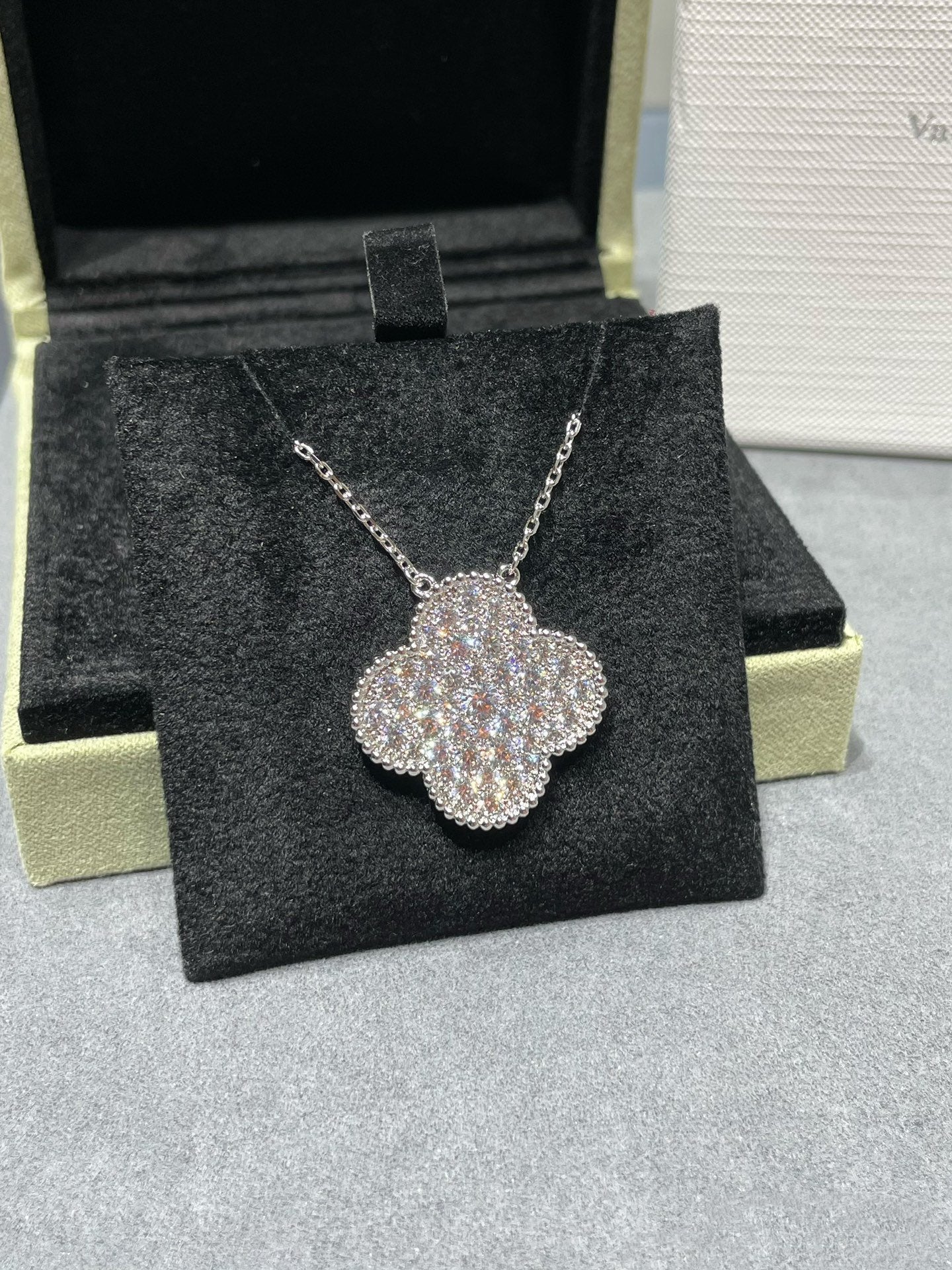 [Radiant Gem]¯CLOVER 25MM LARGE PENDANT DIAMOND PAVED SILVER NECKLACE