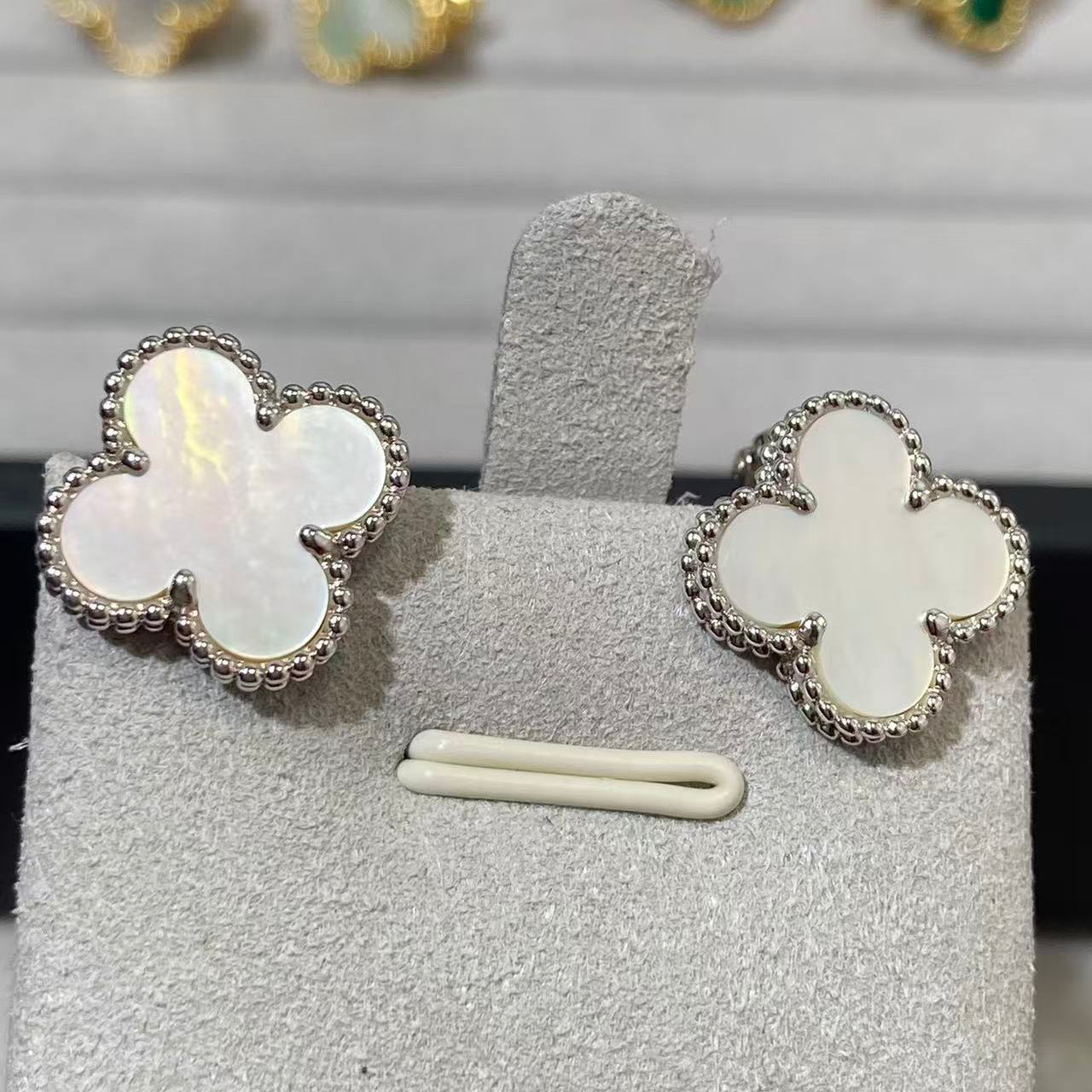 [Radiant Gem] CLOVER LARGE (20mm) 1 MOTIFS WHITE MOP STUD EARRINGS
