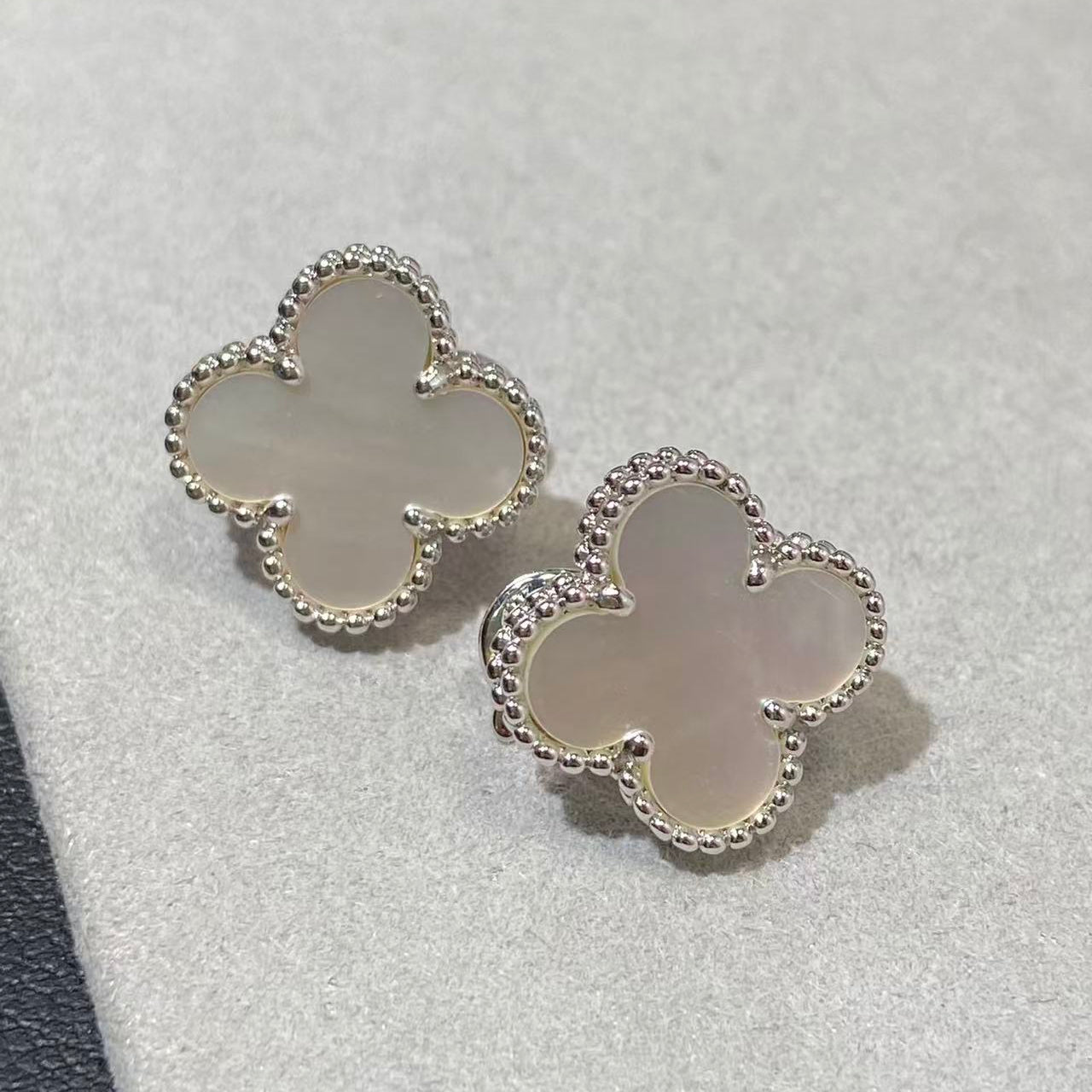 [Radiant Gem] CLOVER LARGE (20mm) 1 MOTIFS WHITE MOP STUD EARRINGS