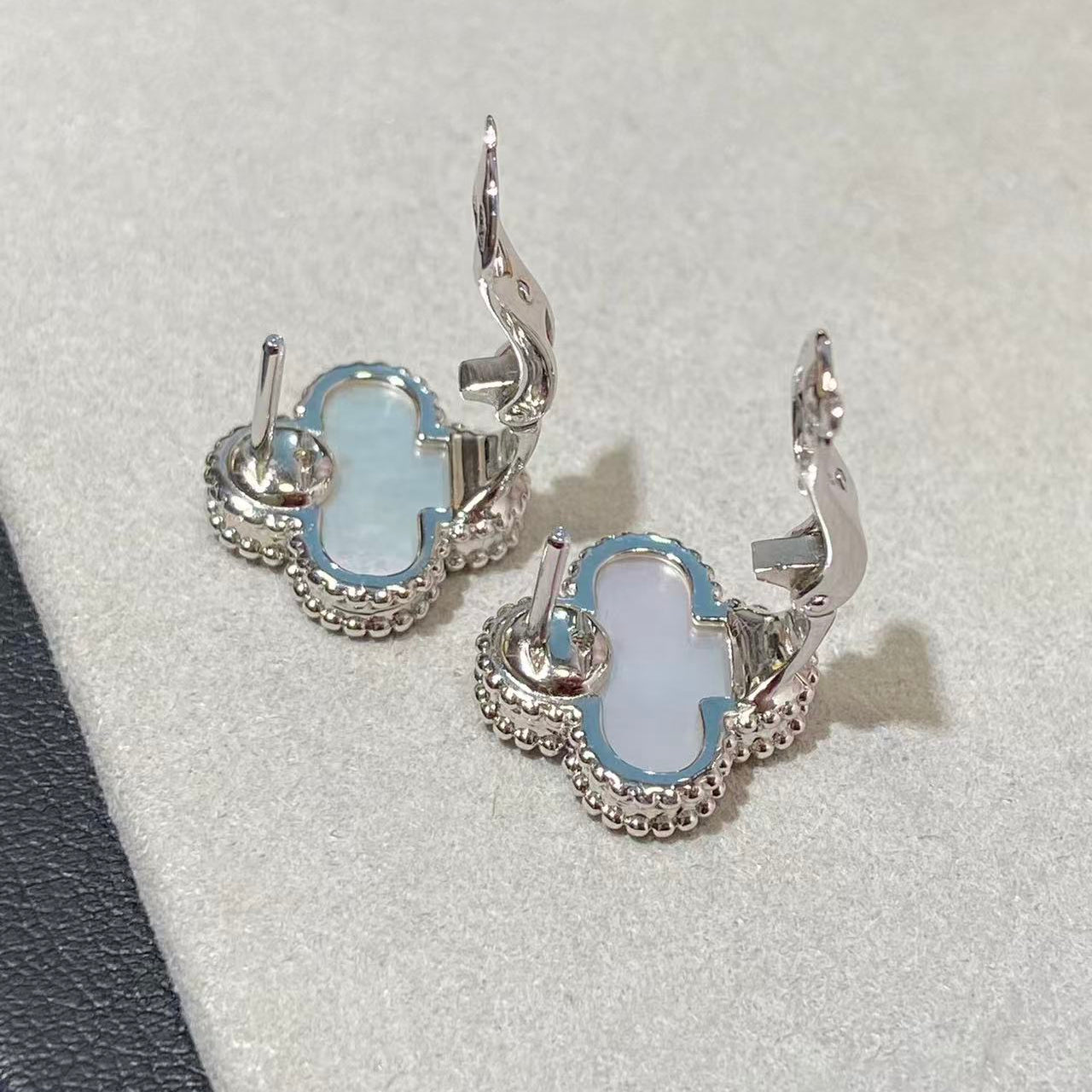 [Radiant Gem] CLOVER LARGE (20mm) 1 MOTIFS WHITE MOP STUD EARRINGS
