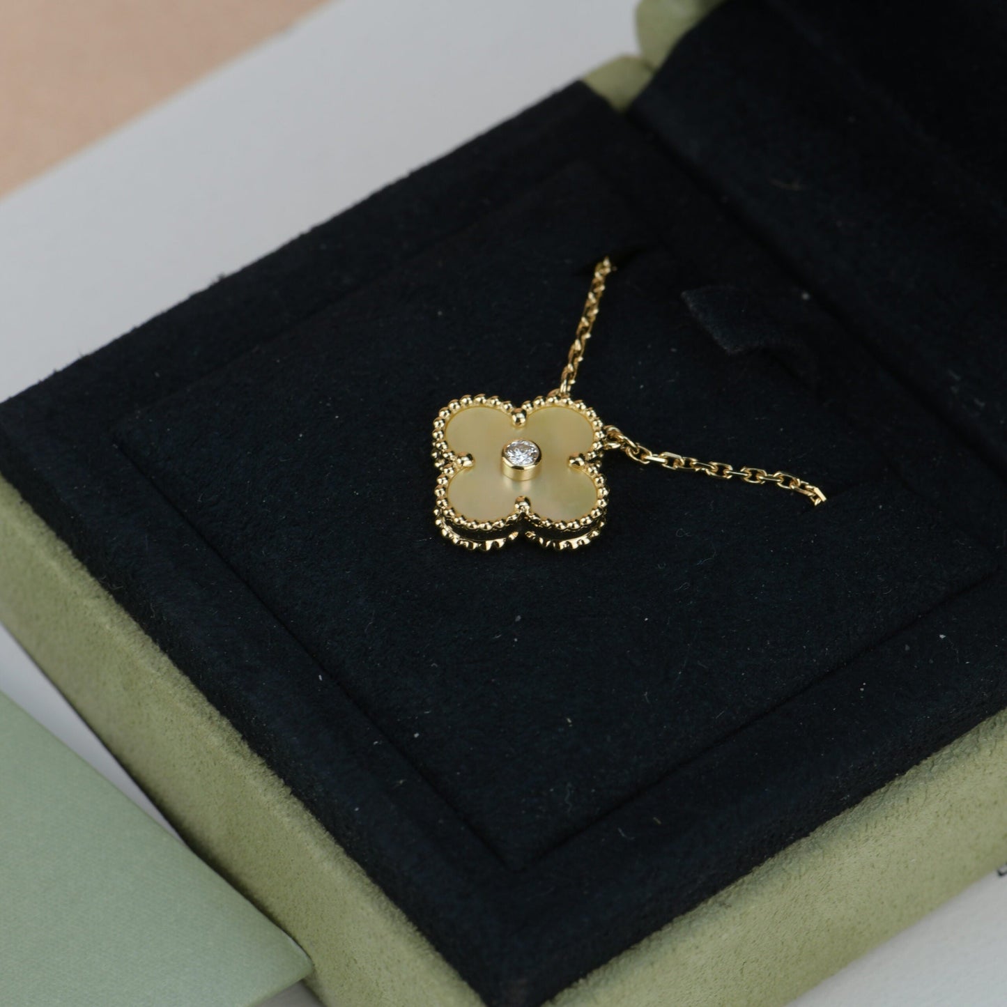 [Radiant Gem]¯CLOVER 15MM DIAMOND GOLD MOTHER OF PEARL NECKLACE