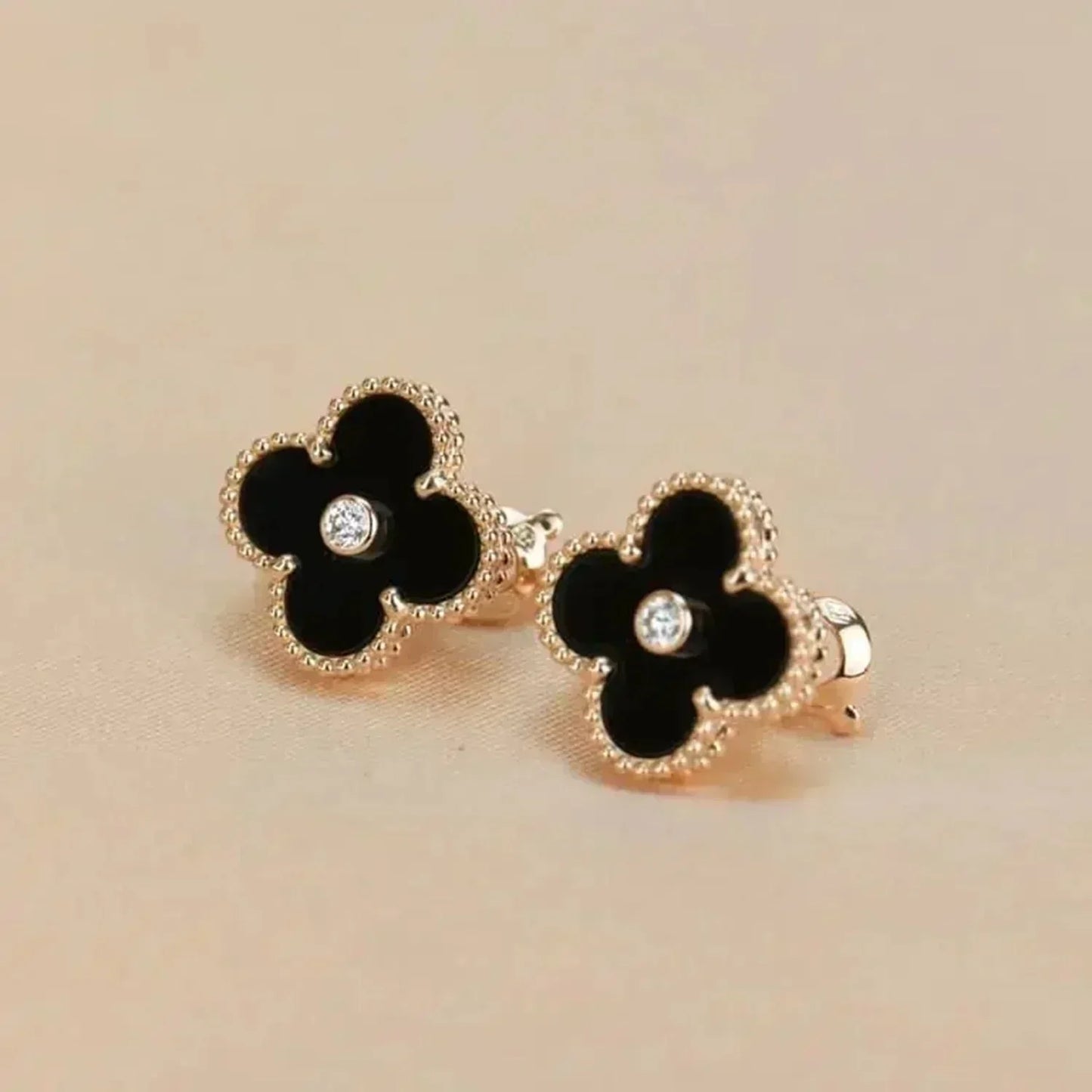 [Radiant Gem]¯CLOVER MEDIUM 1 MOTIFS ONYX DIAMOND EARRINGS