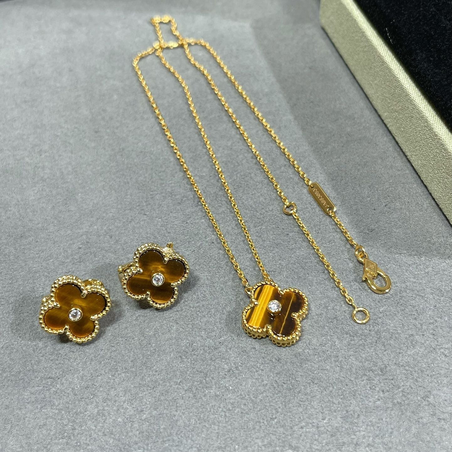 [Radiant Gem]¯CLOVER 15MM DIAMOND AND YELLOW TIGER'S EYE AGATE necklace