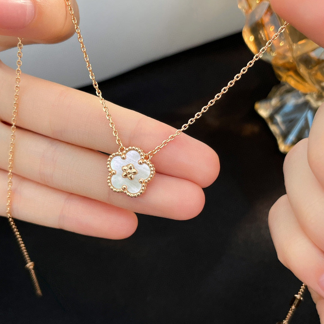 [Radiant Gem]¯LUCKY  WHITE MOP  PLUM BLOSSOM NECKLACE