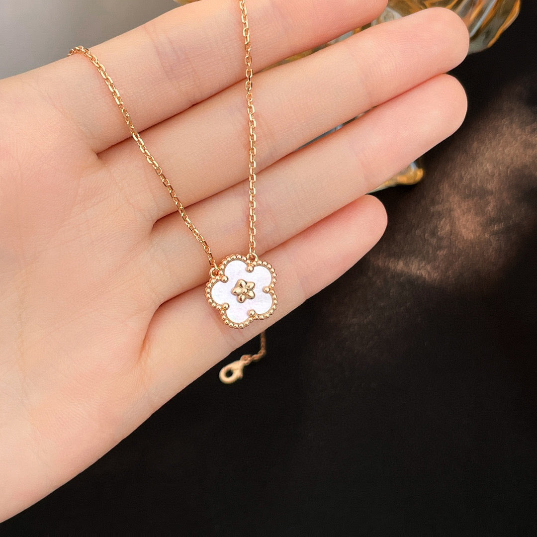 [Radiant Gem]¯LUCKY  WHITE MOP  PLUM BLOSSOM NECKLACE