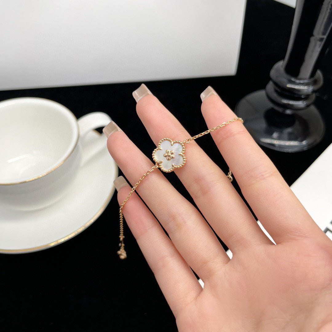 [Radiant Gem]¯LUCKY  WHITE MOP  PLUM BLOSSOM NECKLACE