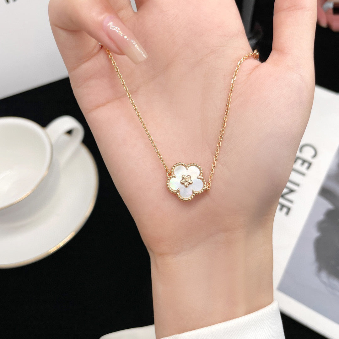 [Radiant Gem]¯LUCKY  WHITE MOP  PLUM BLOSSOM NECKLACE