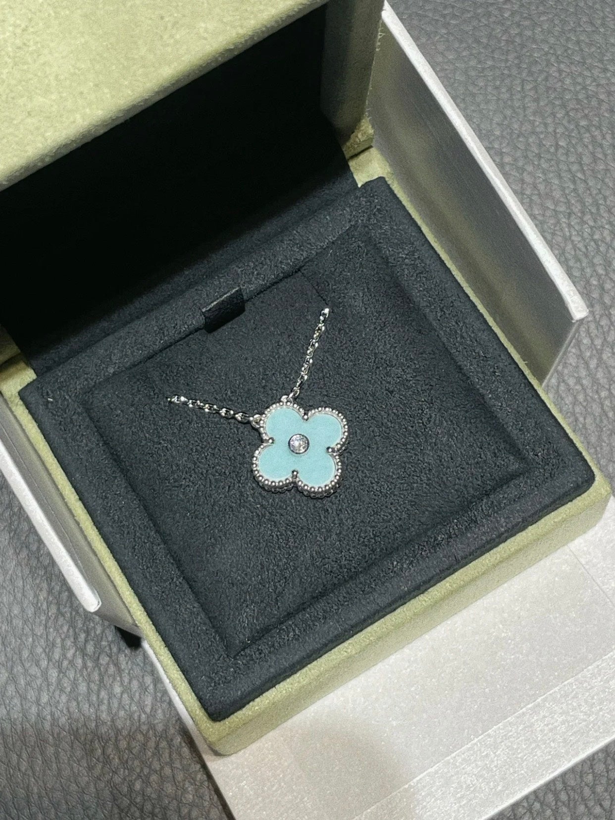 [Radiant Gem]¯CLOVER 1 DIAMOND LIGHT BLUE SILVER NECKLACE