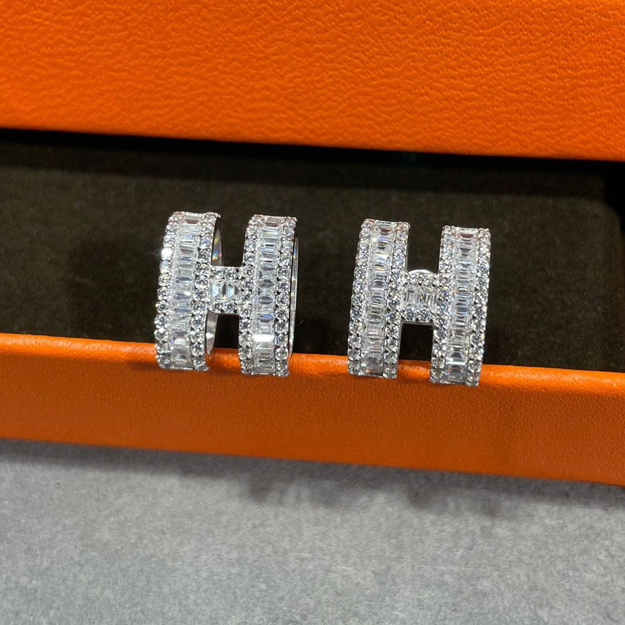 [Radiant Gem]¯H STUD EARRINGS WITH SILVER DIAMONDS