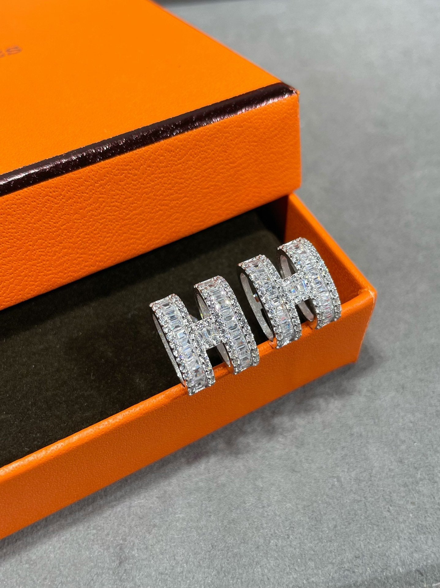 [Radiant Gem]¯H STUD EARRINGS WITH SILVER DIAMONDS