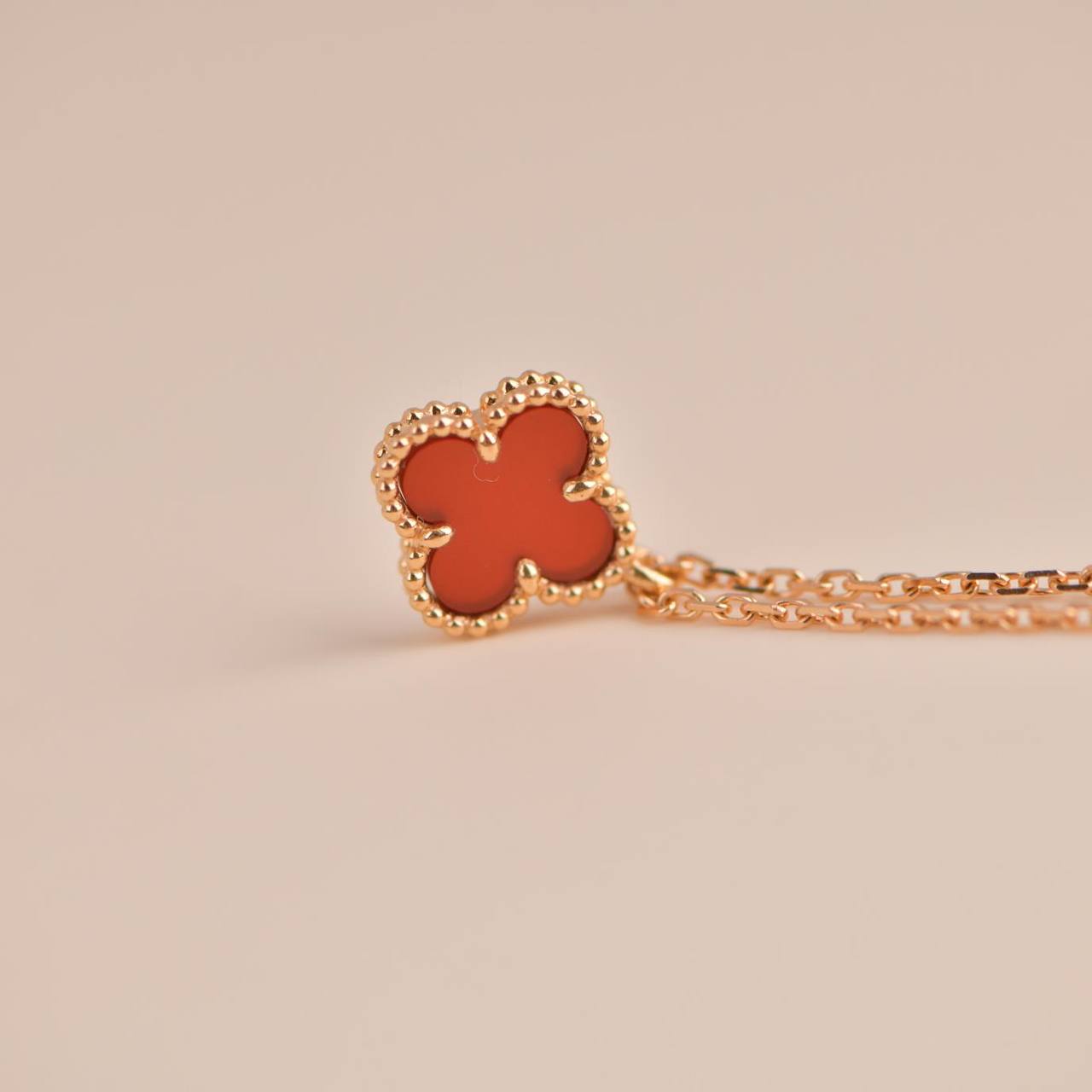 [Radiant Gem]¯CLOVER MINI 9.5MM WHITE CARNELIANS NECKLACE