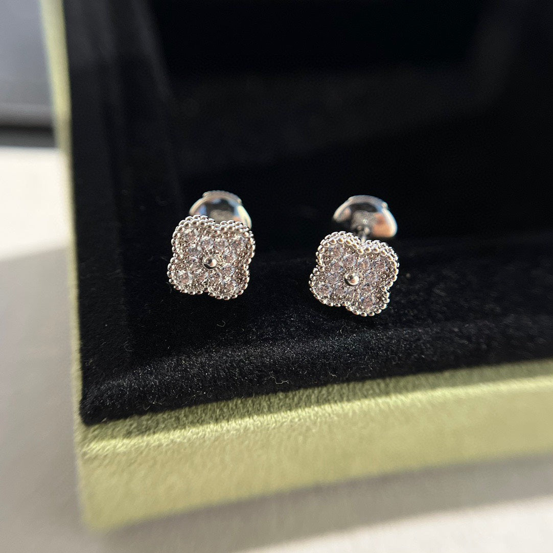 [Radiant Gem]¯CLOVER MINI DIAMOND STUD EARRINGS
