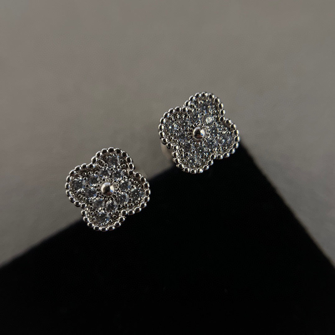 [Radiant Gem]¯CLOVER MINI DIAMOND STUD EARRINGS