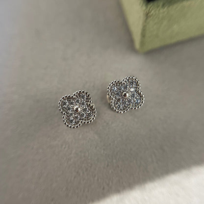 [Radiant Gem]¯CLOVER MINI DIAMOND STUD EARRINGS