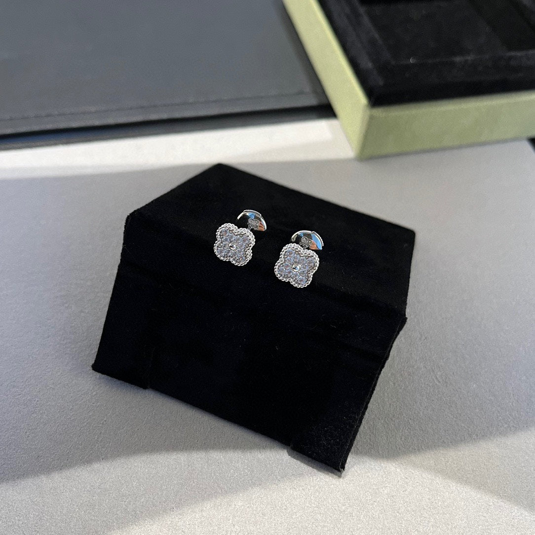 [Radiant Gem]¯CLOVER MINI DIAMOND STUD EARRINGS